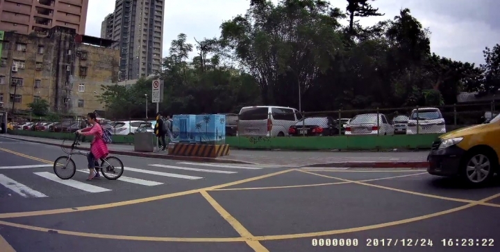 唉啊 您心地真好: 停行人穿越道, 還留一小個角落讓小朋友過...