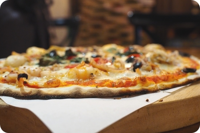 【天母美食】Let's PINO!!! 必點窯烤Pizza與戰斧豬排，紅酒燉牛肉與海鮮義大利麵也很棒。平日259元就吃得到的美味