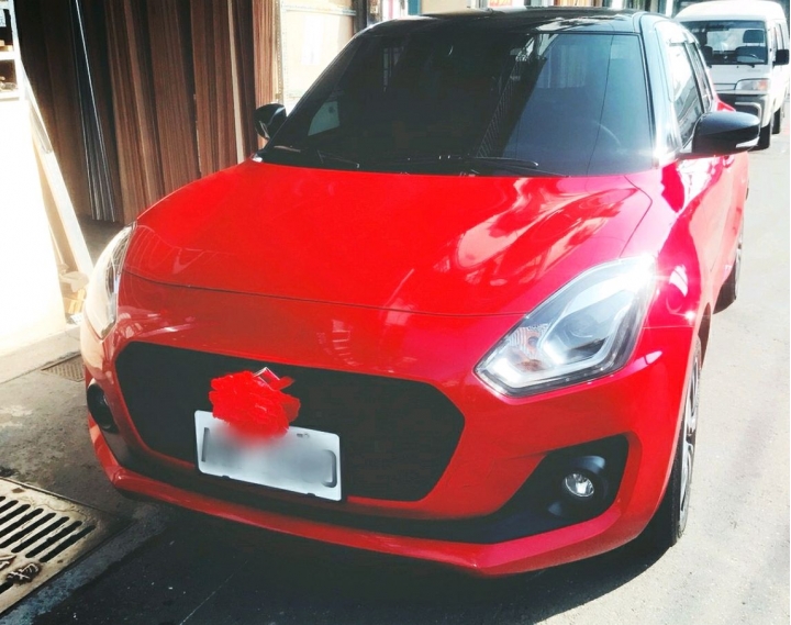 新Swift紅色交車， 加烤黑色車頂^^