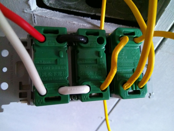 diy雙切開關，一開始燈會亮，按開關就跳電