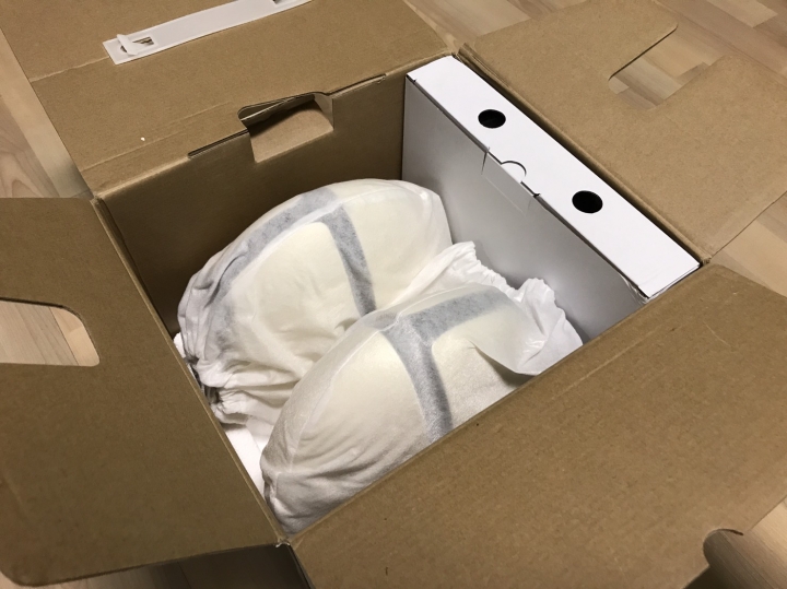 請問Edifier 漫步者 E225顏色白色這樣是正常的嗎?