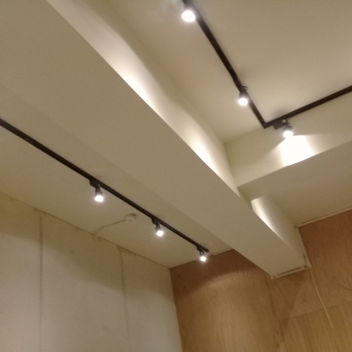 安裝圖中所有燈具水請電師父安裝到好工錢大概是多少？