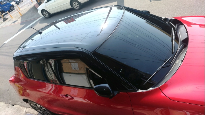 新Swift紅色交車， 加烤黑色車頂^^