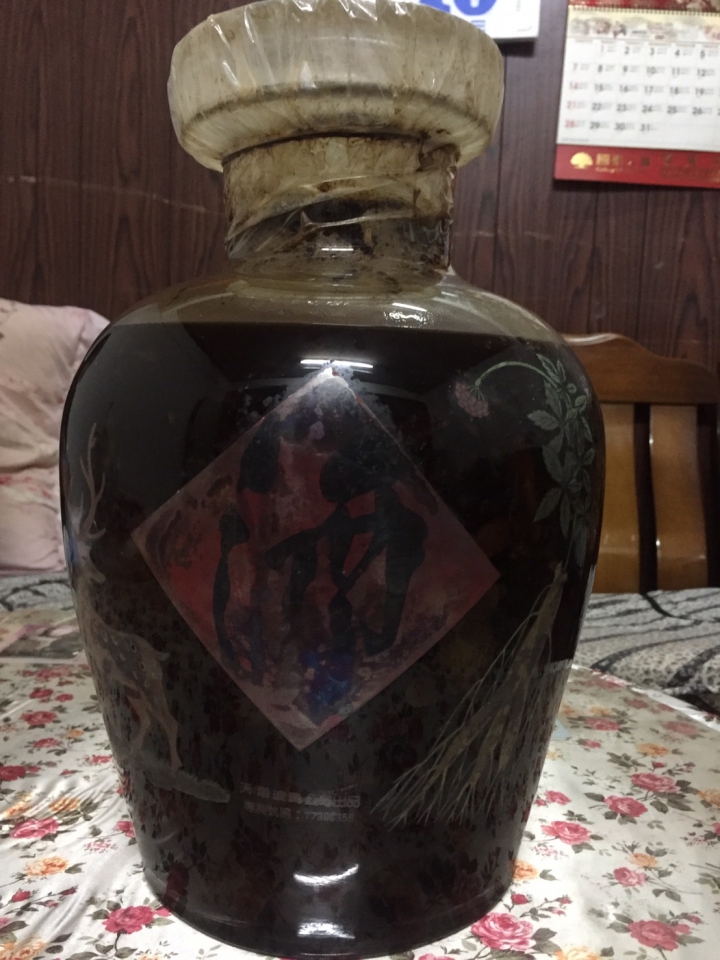 從家中翻出一堆酒  懇請各位大概幫忙估個價 謝謝