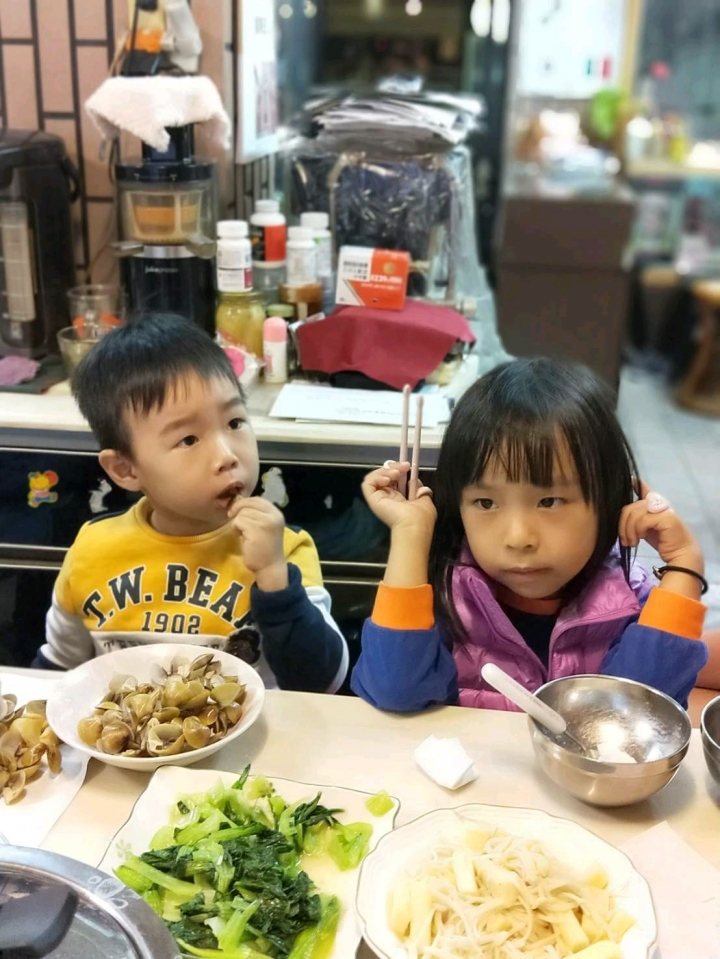 很夯的R11s收到了~補上兩張家裡用餐照~