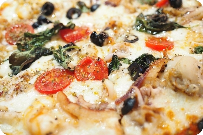 【天母美食】Let's PINO!!! 必點窯烤Pizza與戰斧豬排，紅酒燉牛肉與海鮮義大利麵也很棒。平日259元就吃得到的美味
