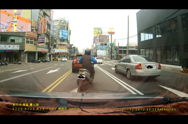 各位看看這機車騎士違反了幾項交通規則