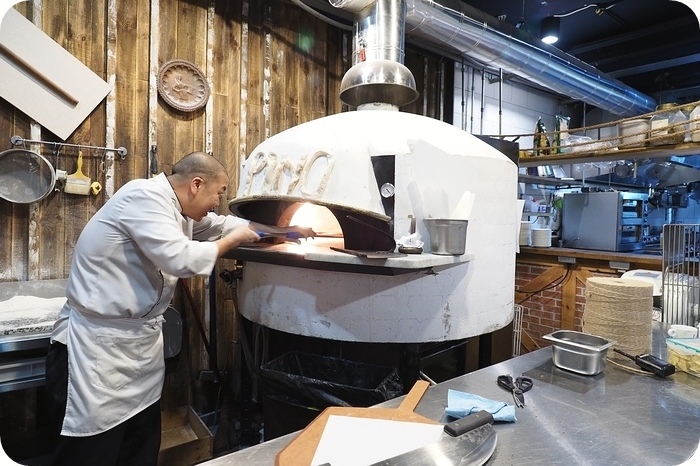 【天母美食】Let's PINO!!! 必點窯烤Pizza與戰斧豬排，紅酒燉牛肉與海鮮義大利麵也很棒。平日259元就吃得到的美味