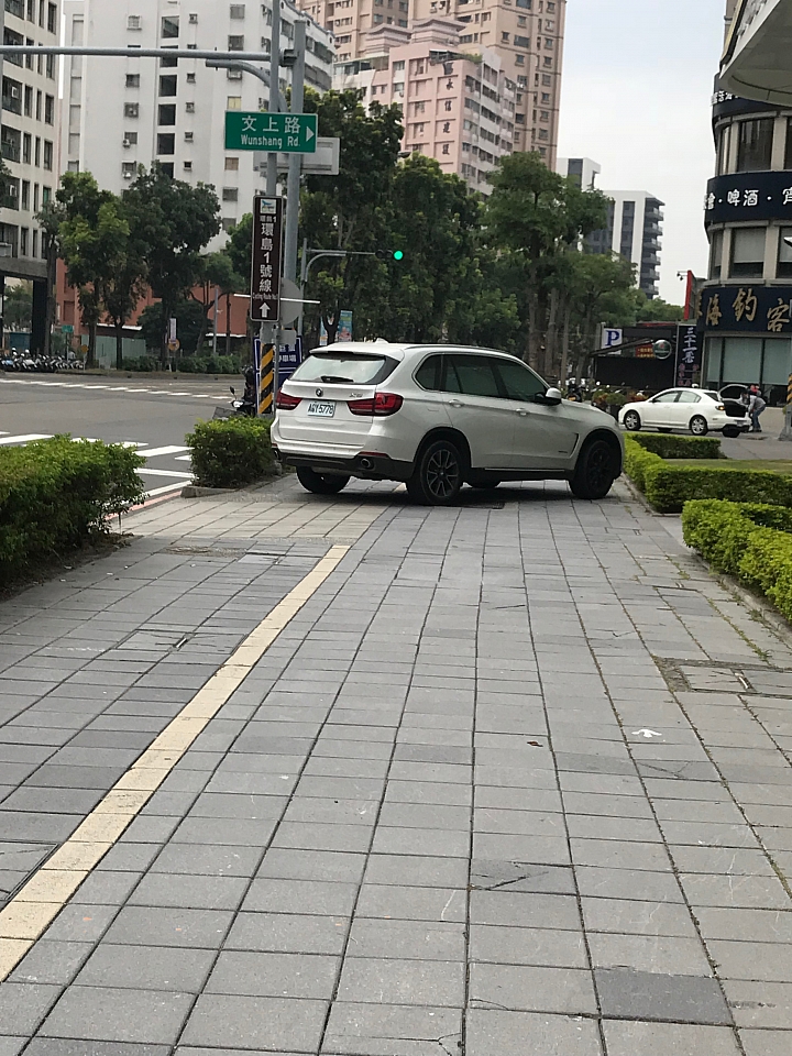 誇張的違規停車 - 什麼樣的人會這樣停車