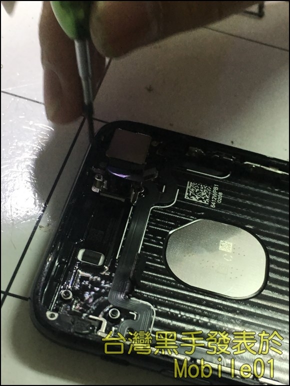 彎彎 iPhone 7 鬼知道它經歷了什麼維修...《圖多不喜勿入》
