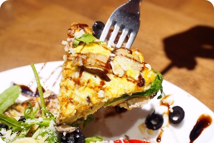 【天母美食】Let's PINO!!! 必點窯烤Pizza與戰斧豬排，紅酒燉牛肉與海鮮義大利麵也很棒。平日259元就吃得到的美味