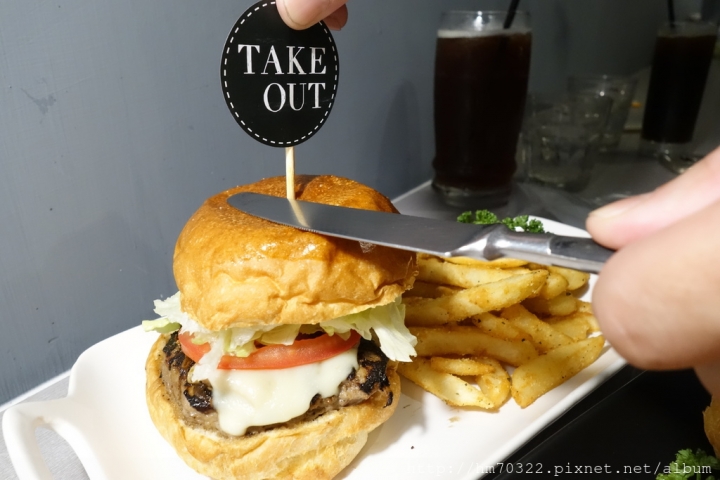 『台北食記』-中正區新生南路一段.TAKE OUT BURGER&CAFE / 貓咪餐廳 / 忠孝新生站/手工漢堡 / 台北捷運