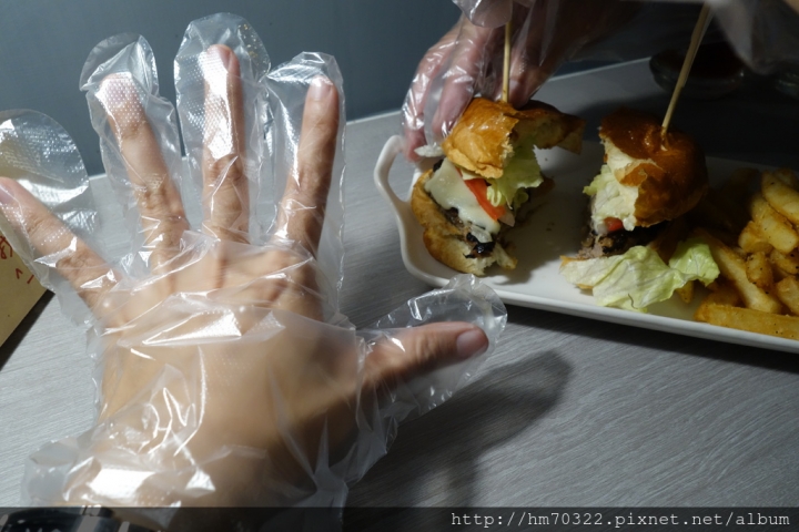 『台北食記』-中正區新生南路一段.TAKE OUT BURGER&CAFE / 貓咪餐廳 / 忠孝新生站/手工漢堡 / 台北捷運