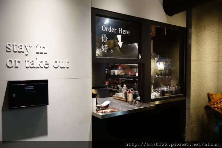 『台北食記』-中正區新生南路一段.TAKE OUT BURGER&CAFE / 貓咪餐廳 / 忠孝新生站/手工漢堡 / 台北捷運