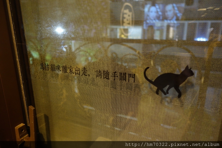 『台北食記』-中正區新生南路一段.TAKE OUT BURGER&CAFE / 貓咪餐廳 / 忠孝新生站/手工漢堡 / 台北捷運