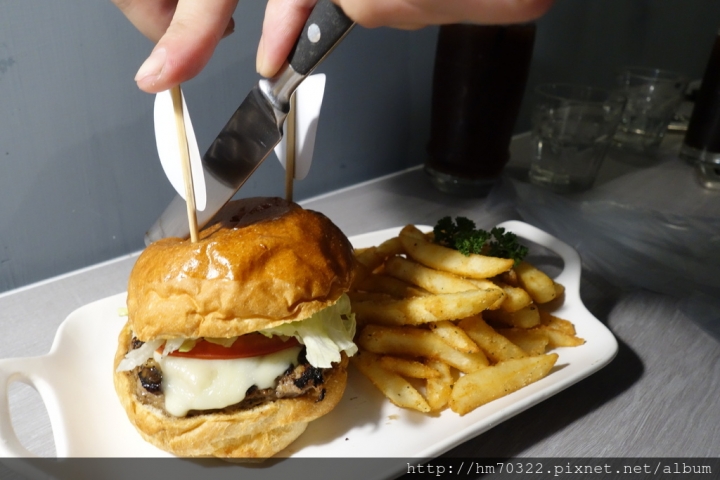 『台北食記』-中正區新生南路一段.TAKE OUT BURGER&CAFE / 貓咪餐廳 / 忠孝新生站/手工漢堡 / 台北捷運
