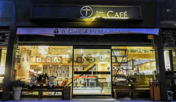 【台北內湖 | 咖啡廳】融入IT人精神的美式設計風格咖啡廳☞IT Cafe' (內湖店)