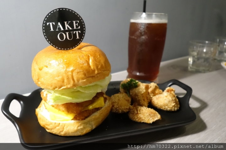 『台北食記』-中正區新生南路一段.TAKE OUT BURGER&CAFE / 貓咪餐廳 / 忠孝新生站/手工漢堡 / 台北捷運