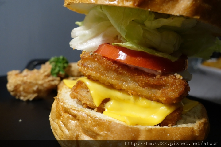 『台北食記』-中正區新生南路一段.TAKE OUT BURGER&CAFE / 貓咪餐廳 / 忠孝新生站/手工漢堡 / 台北捷運