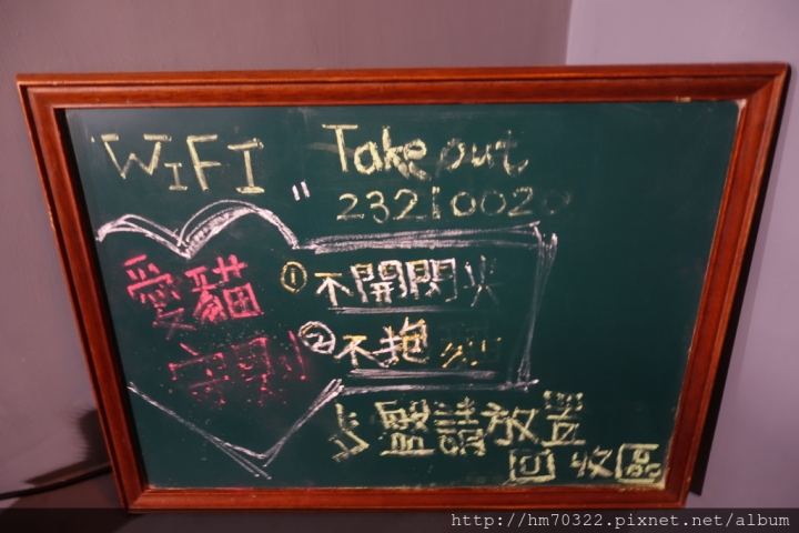 『台北食記』-中正區新生南路一段.TAKE OUT BURGER&CAFE / 貓咪餐廳 / 忠孝新生站/手工漢堡 / 台北捷運
