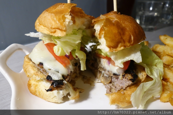 『台北食記』-中正區新生南路一段.TAKE OUT BURGER&CAFE / 貓咪餐廳 / 忠孝新生站/手工漢堡 / 台北捷運