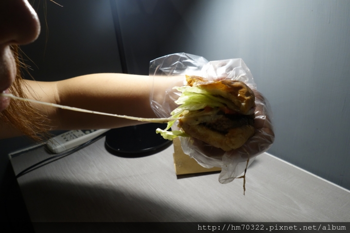 『台北食記』-中正區新生南路一段.TAKE OUT BURGER&CAFE / 貓咪餐廳 / 忠孝新生站/手工漢堡 / 台北捷運