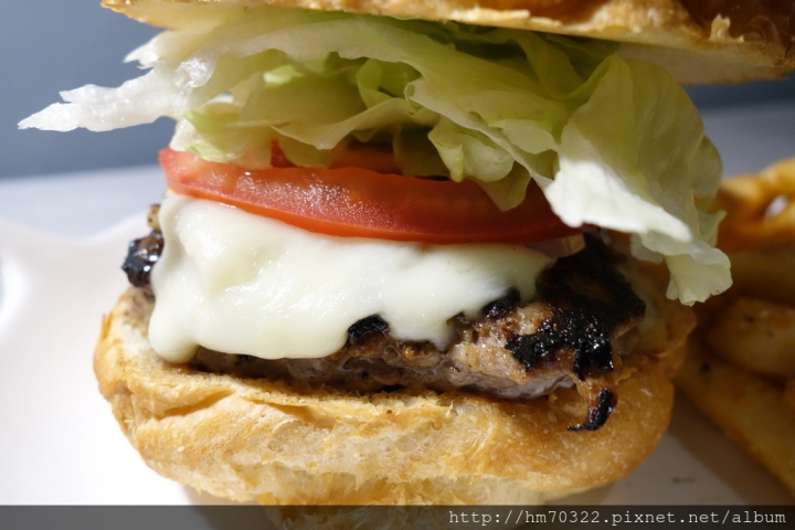 『台北食記』-中正區新生南路一段.TAKE OUT BURGER&CAFE / 貓咪餐廳 / 忠孝新生站/手工漢堡 / 台北捷運