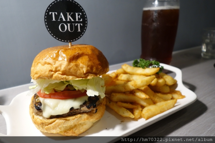 『台北食記』-中正區新生南路一段.TAKE OUT BURGER&CAFE / 貓咪餐廳 / 忠孝新生站/手工漢堡 / 台北捷運