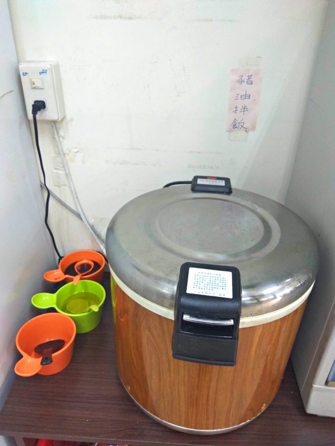 [平價快炒/小吃/合菜]苗栗縣頭份市闔家小館食記~竹南科學園區工程師喜歡來聚餐~~有豬油拌飯!古早味~~~快炒百元起