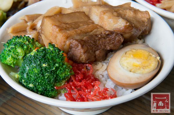 【台南美食】從後甲黃昏市場到店面｜古早味封肉｜滷豬腳｜蹄膀飯｜藥膳排骨湯~聚福香古早味