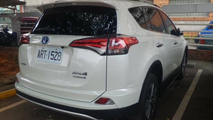 請問rav4 2016 珍珠白板金維修