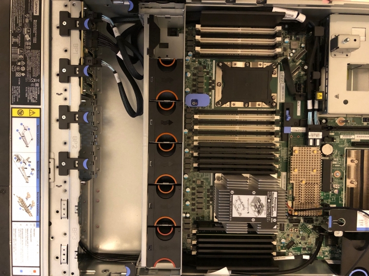 果然是一台能夠插好插滿的……伺服器，Lenovo ThinkSystem SR650