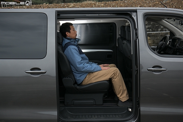 「商務 / 自用」我都行！Peugeot Traveller 試駕
