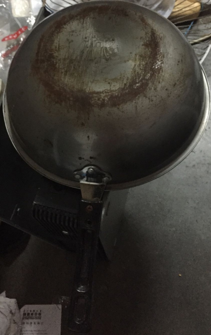 請問就肉眼看這隻平底鑊是什麼材料？