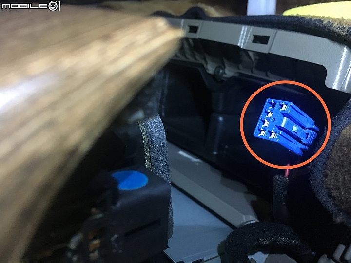 汽車點菸器塑膠脆化維修---(圖多)