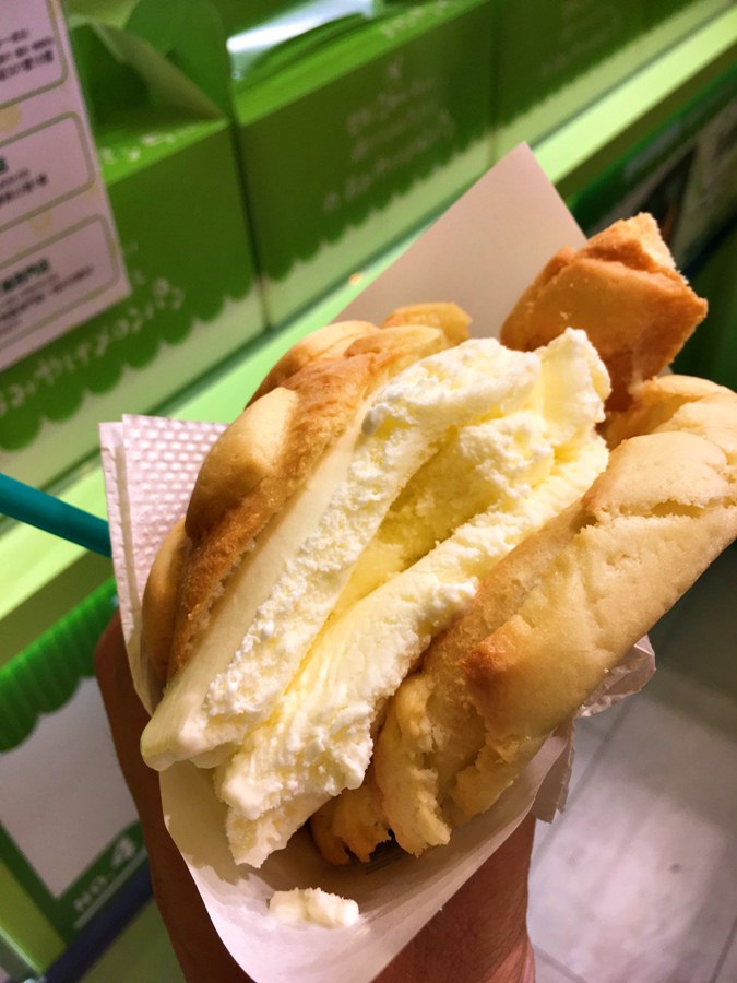 世界第二好吃的現烤冰淇淋波蘿麵包店-台中新光三越店~日本金澤名物~波蘿冰淇淋麵包冰與火嚐鮮食記