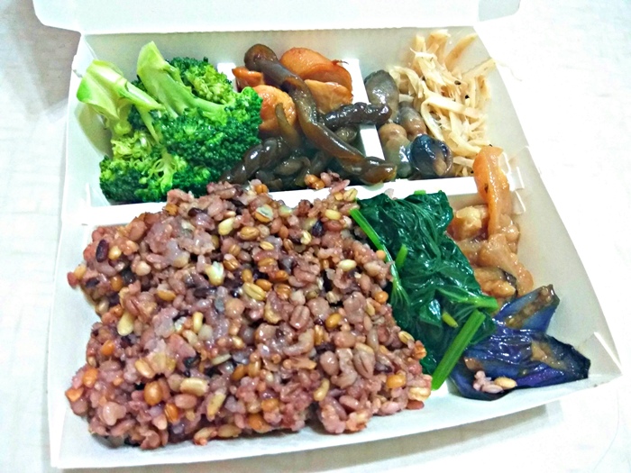 [素食自助餐]苗栗縣頭份信東路上普光素食便當/自助餐食記~平價~有五榖飯/糙米飯可選, 很健康!!推薦!!