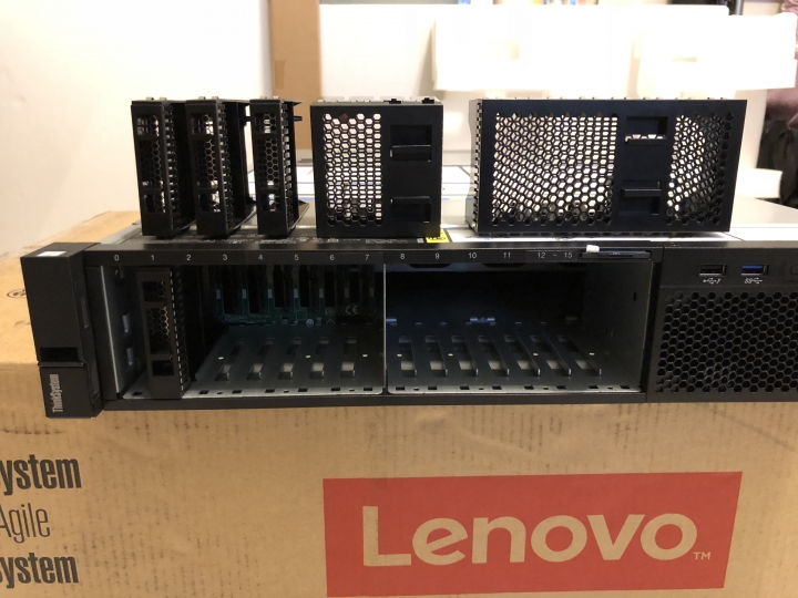 果然是一台能夠插好插滿的……伺服器，Lenovo ThinkSystem SR650