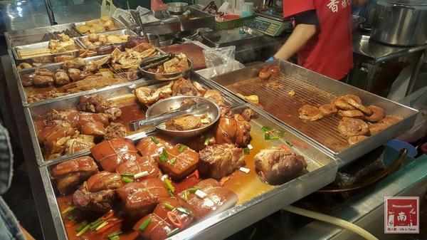 【台南美食】從後甲黃昏市場到店面｜古早味封肉｜滷豬腳｜蹄膀飯｜藥膳排骨湯~聚福香古早味