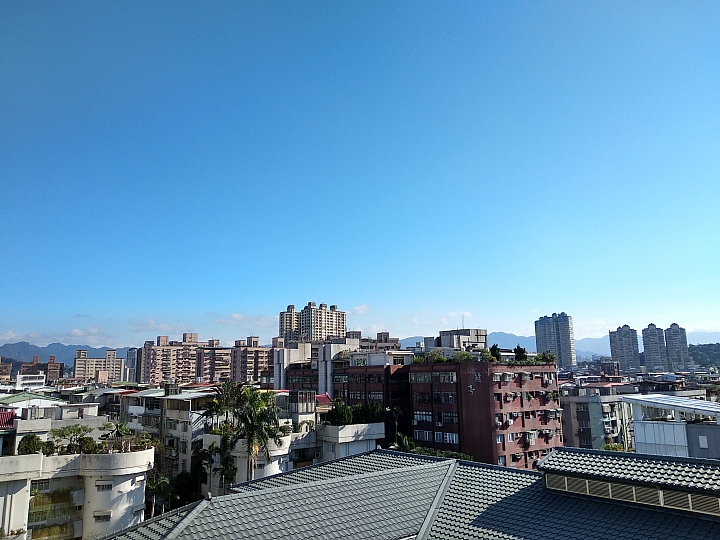 相較今天的台北暖陽陽 藍天白雲