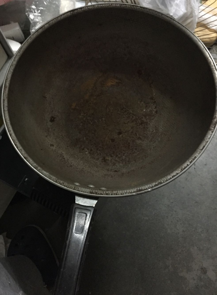 請問就肉眼看這隻平底鑊是什麼材料？