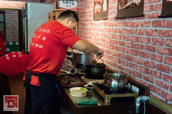 【台南美食】從後甲黃昏市場到店面｜古早味封肉｜滷豬腳｜蹄膀飯｜藥膳排骨湯~聚福香古早味