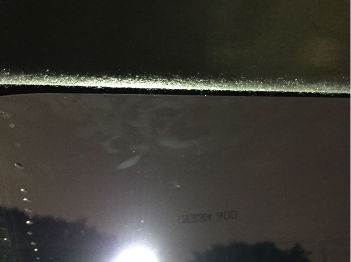 前檔玻璃有不明紋路
