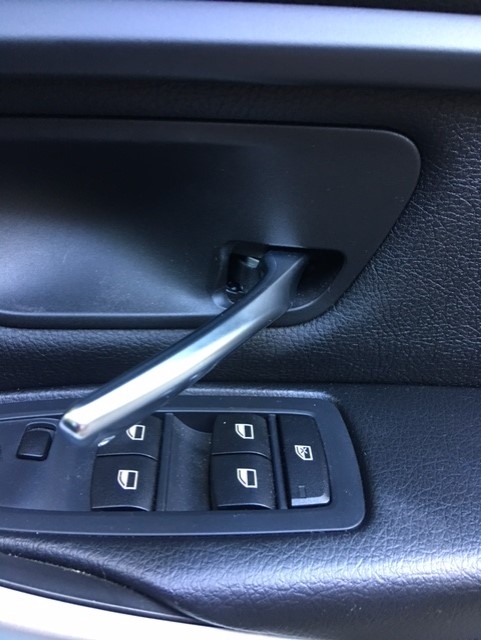 F30 320i 右前門內門把斷裂