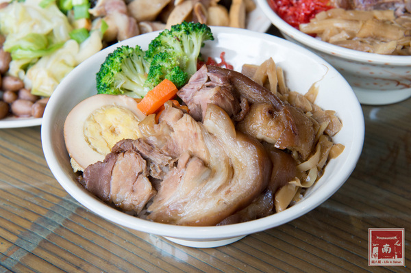 【台南美食】從後甲黃昏市場到店面｜古早味封肉｜滷豬腳｜蹄膀飯｜藥膳排骨湯~聚福香古早味