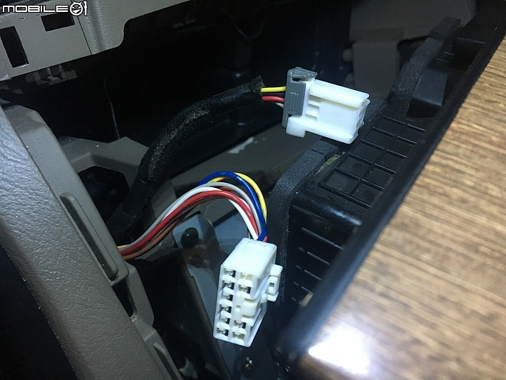 汽車點菸器塑膠脆化維修---(圖多)