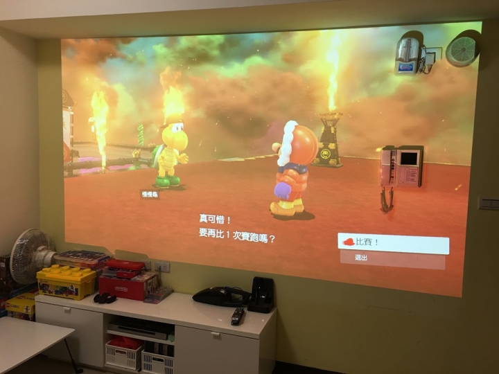投影機150吋玩NS遊戲小孩已回不去了