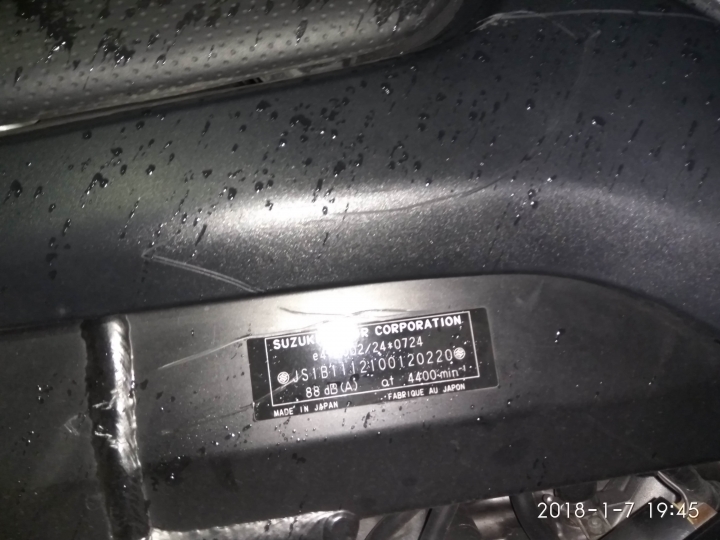 重機合法停在無紅線巷子，被不明人士以尖銳物品刮傷整台車