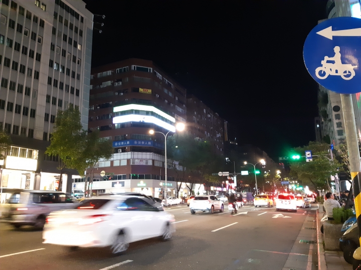 Galaxy A8+曖昧紫開箱分享