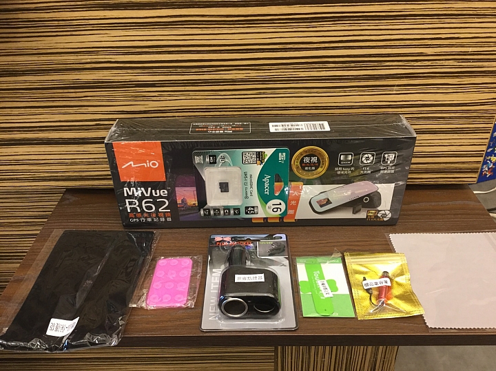 開箱 MiVue™ R62 GPS後視鏡行車記錄器